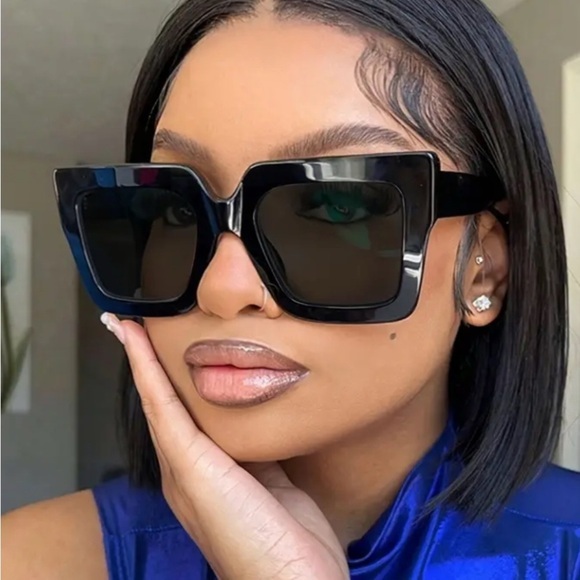 Baddie Square Trendy Black Sunglasses - Picture 1 of 9